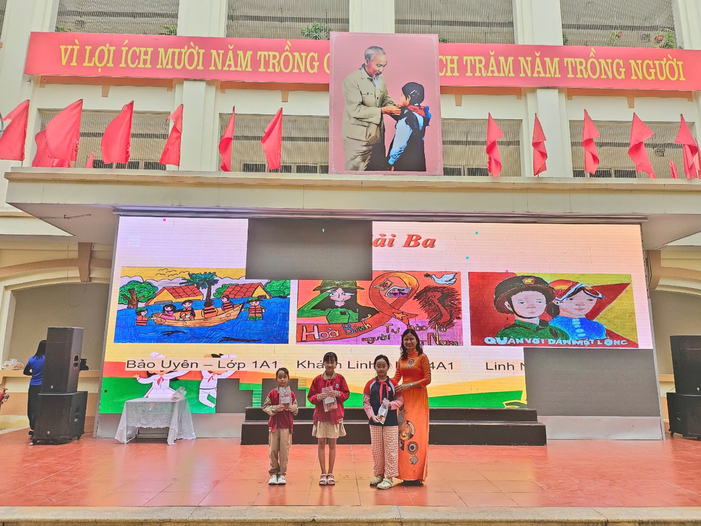 A group of people on a stage

AI-generated content may be incorrect.