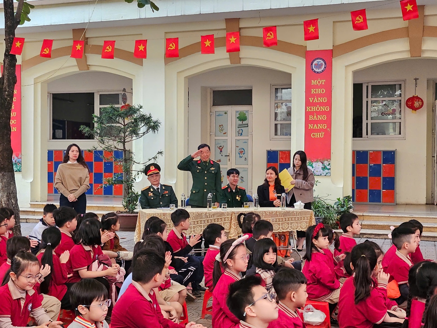 A group of people in uniform

AI-generated content may be incorrect.