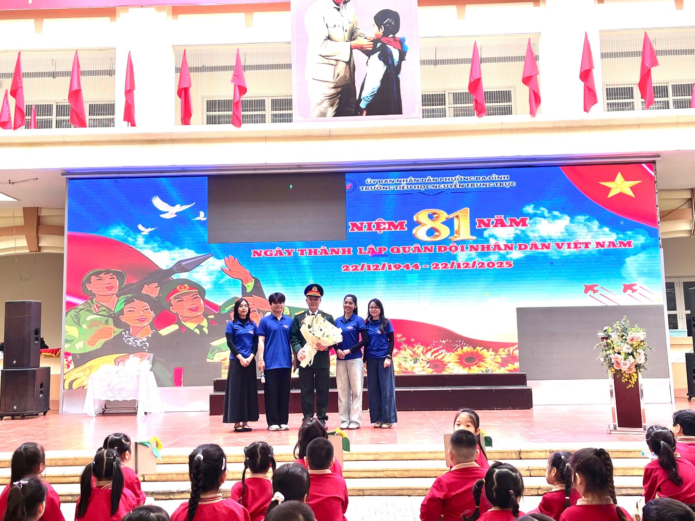 A group of people on a stage

AI-generated content may be incorrect.