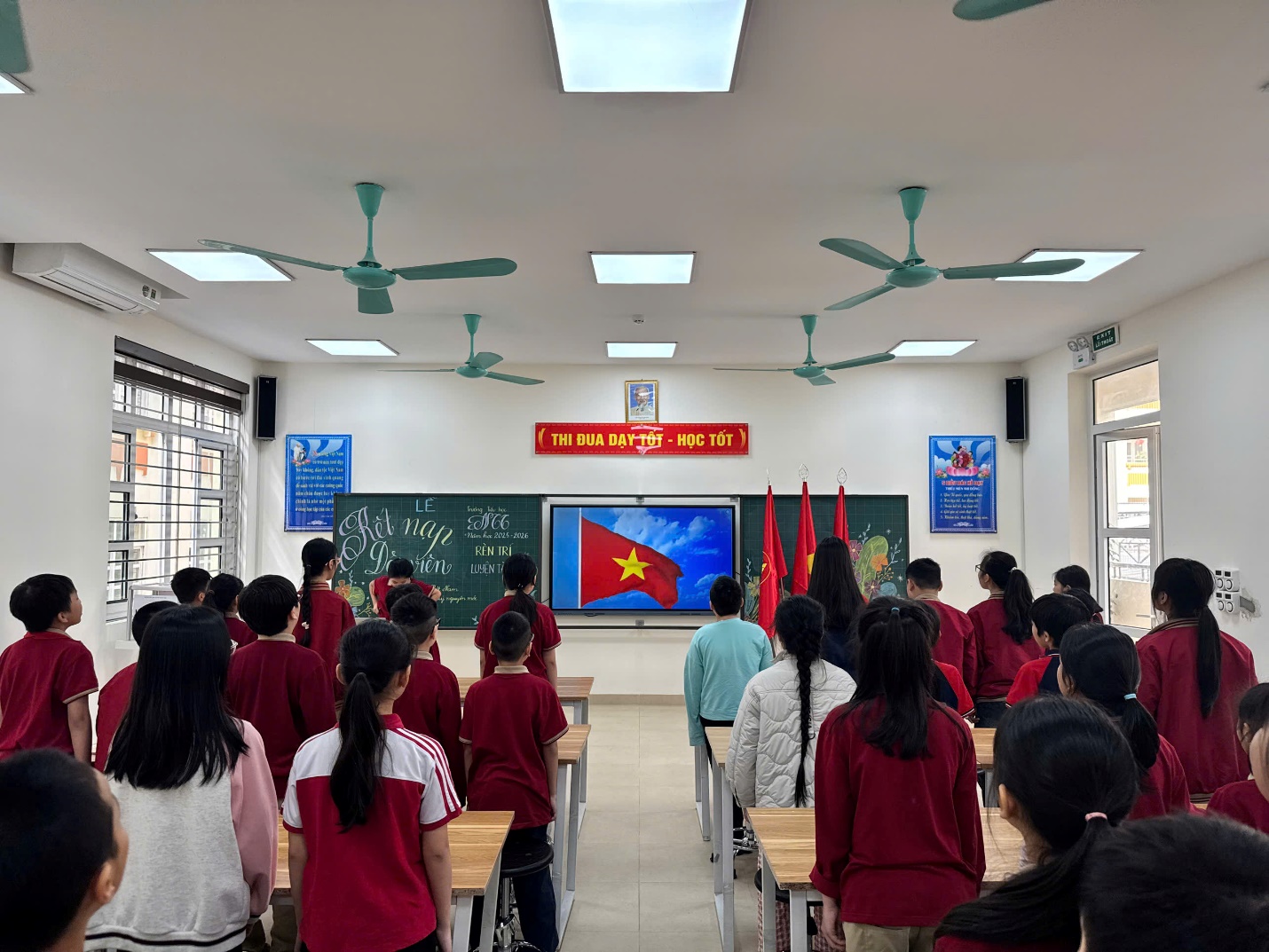 A group of people in a classroom

AI-generated content may be incorrect.