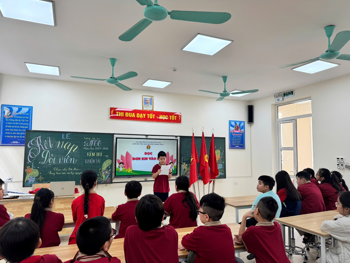 A group of children in a classroom

AI-generated content may be incorrect.