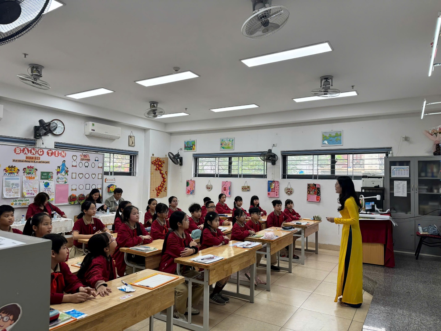 A person standing in front of a group of students in a classroom

AI-generated content may be incorrect.