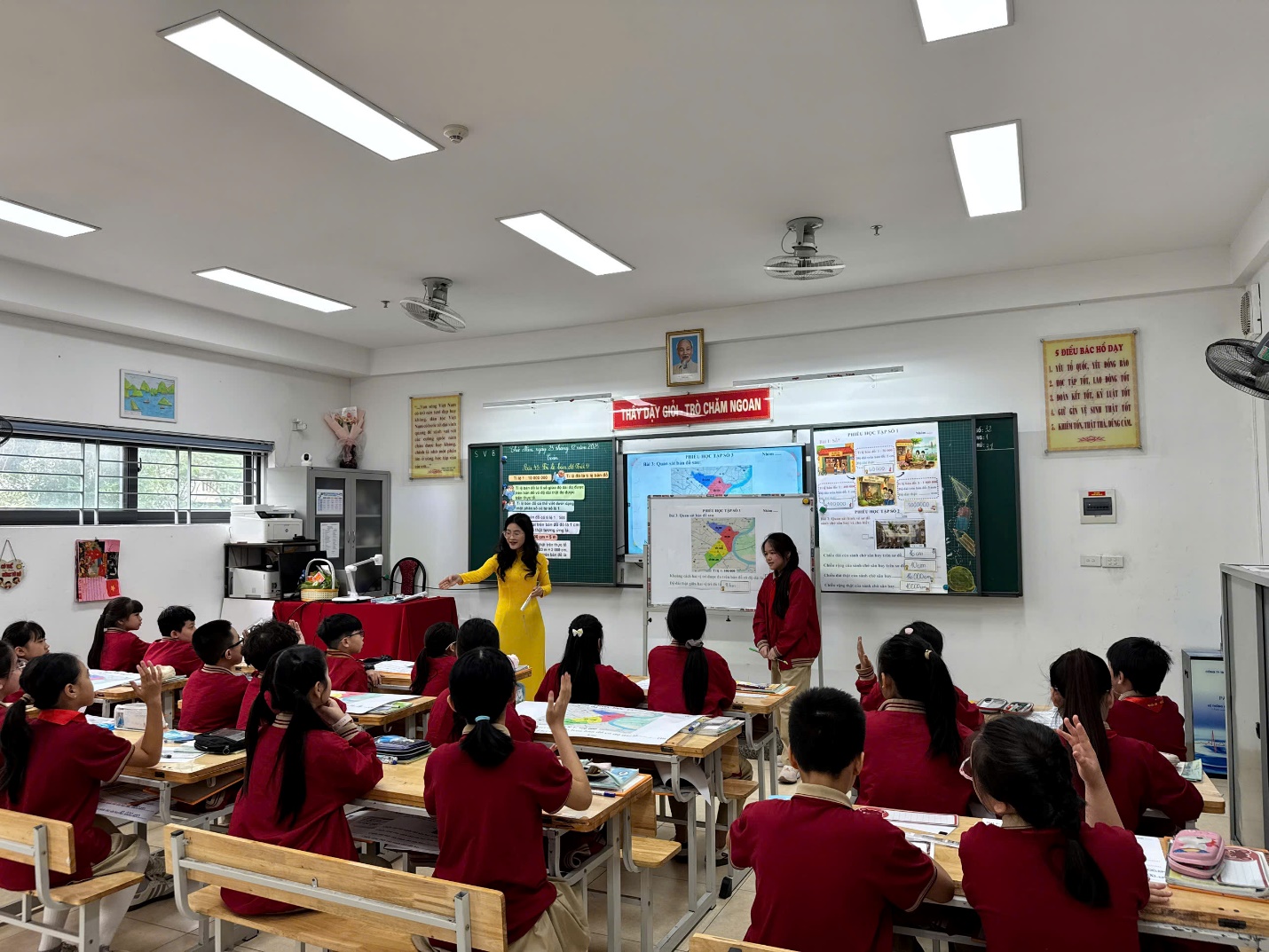 A group of students in a classroom

AI-generated content may be incorrect.