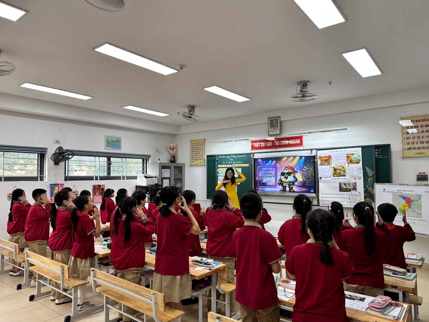 A group of people in a classroom

AI-generated content may be incorrect.