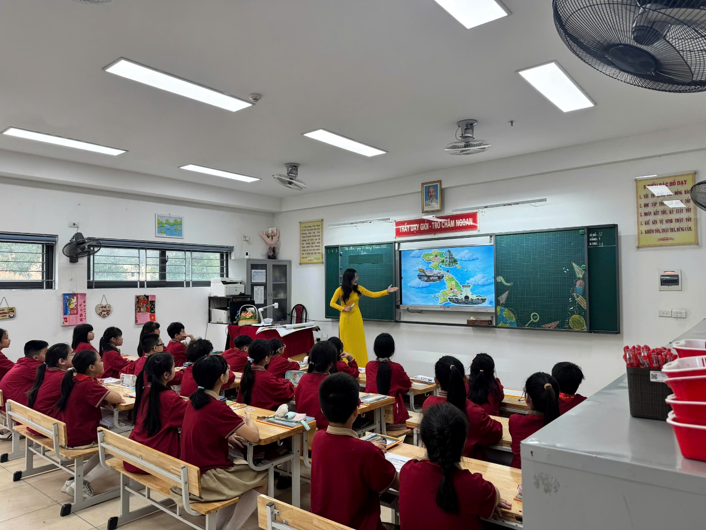 A group of students in a classroom

AI-generated content may be incorrect.