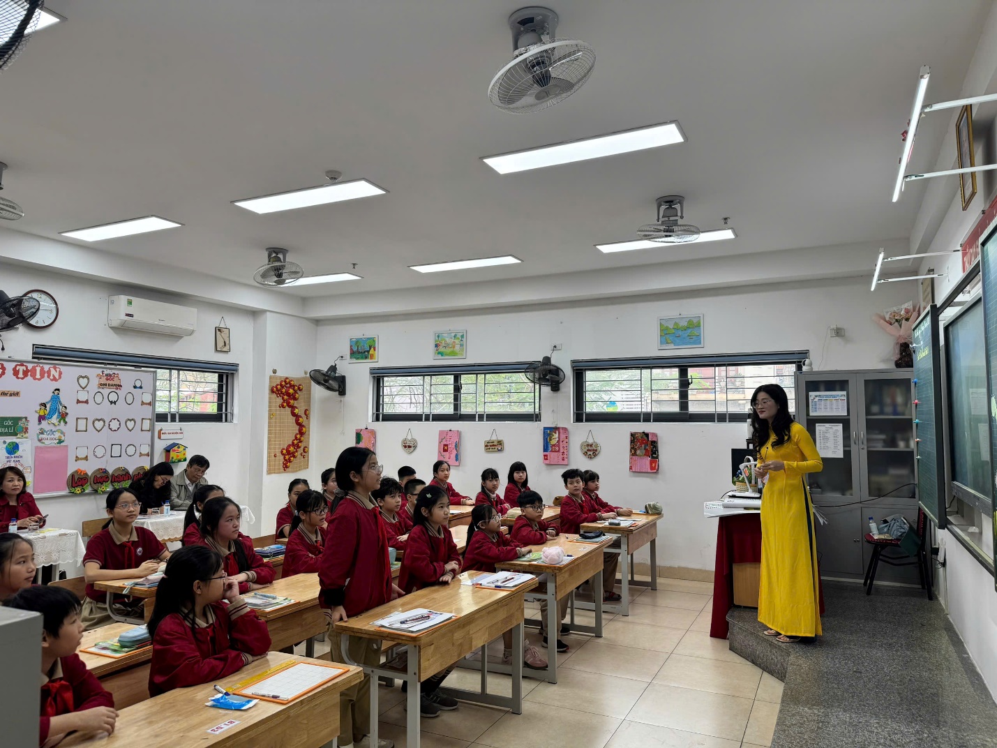 A person standing in front of a classroom of students

AI-generated content may be incorrect.