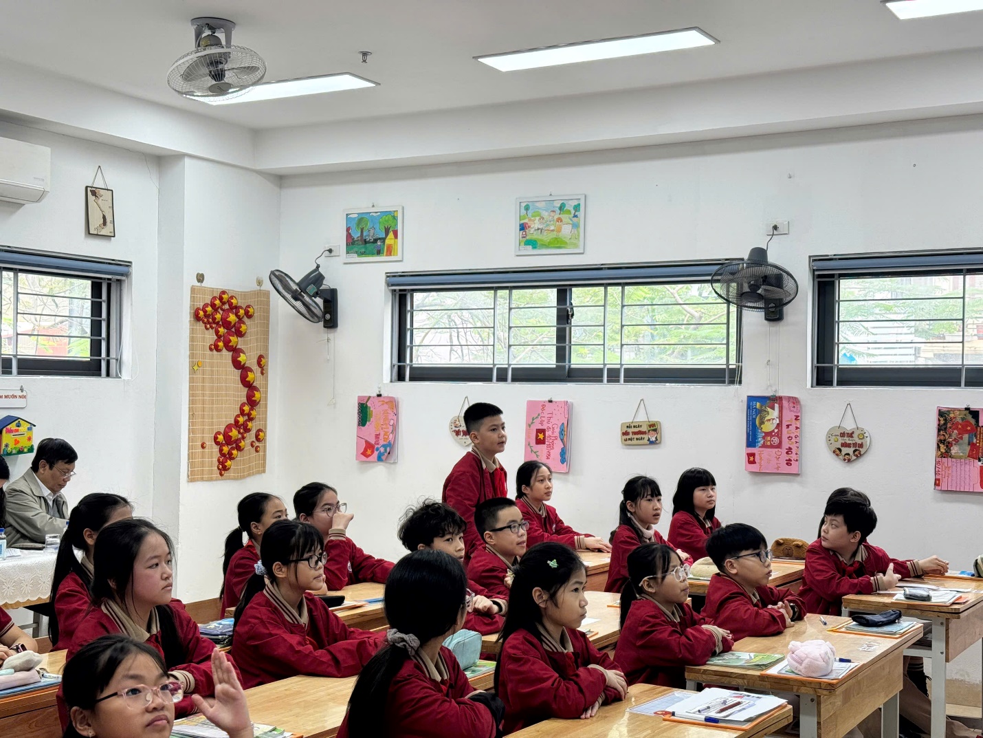 A group of children in a classroom

AI-generated content may be incorrect.