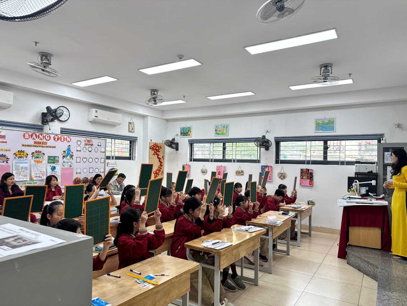 A group of students in a classroom

AI-generated content may be incorrect.