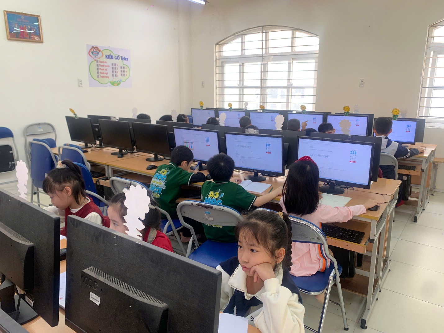 A group of children sitting at computers

AI-generated content may be incorrect.