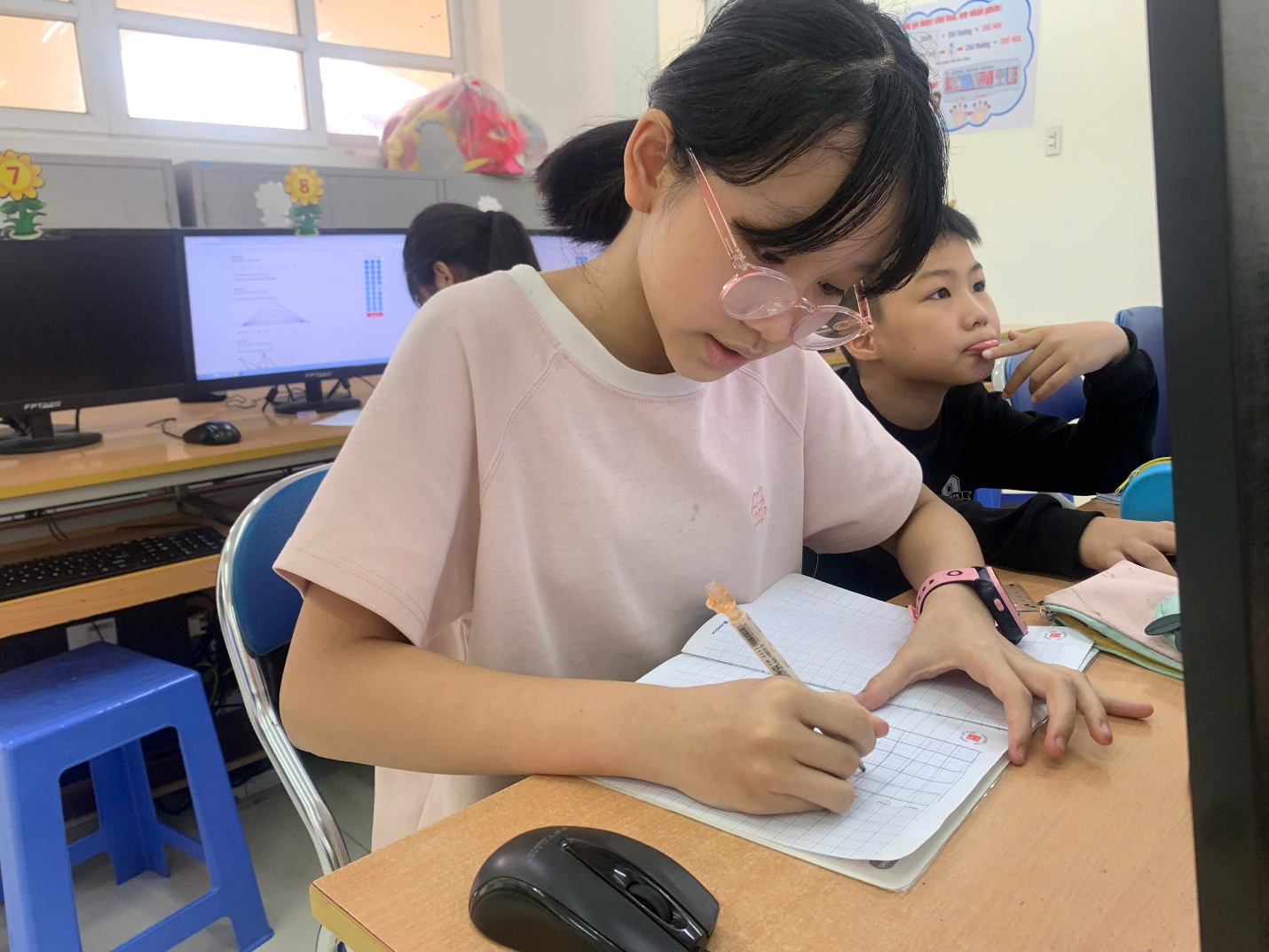 A child writing on a book

AI-generated content may be incorrect.