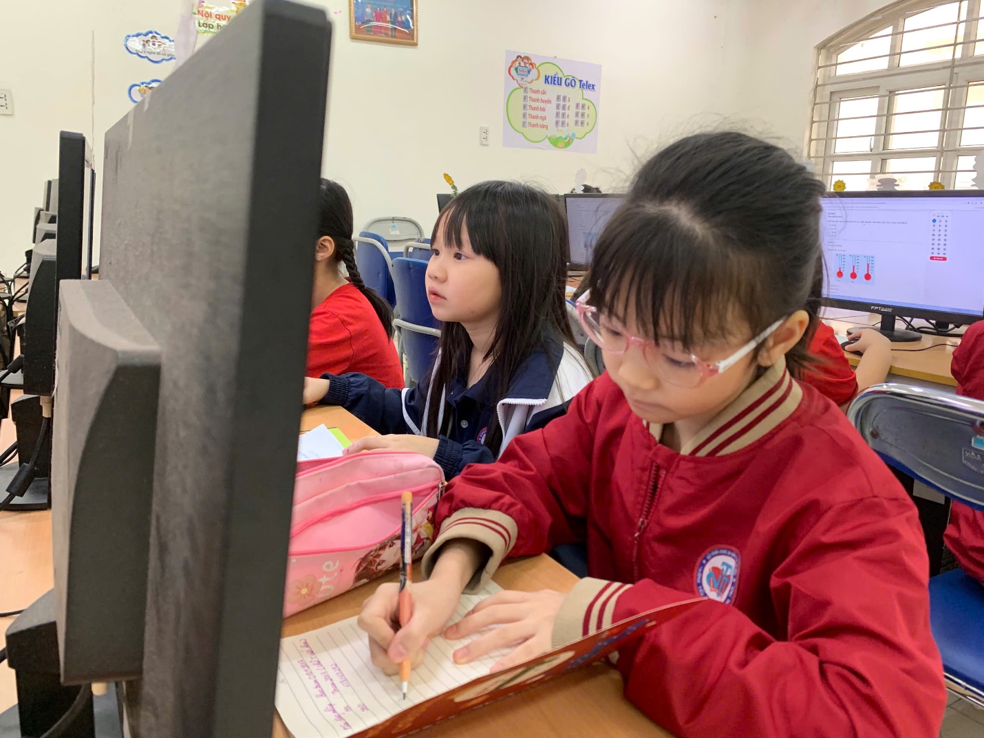 A group of children in a classroom

AI-generated content may be incorrect.