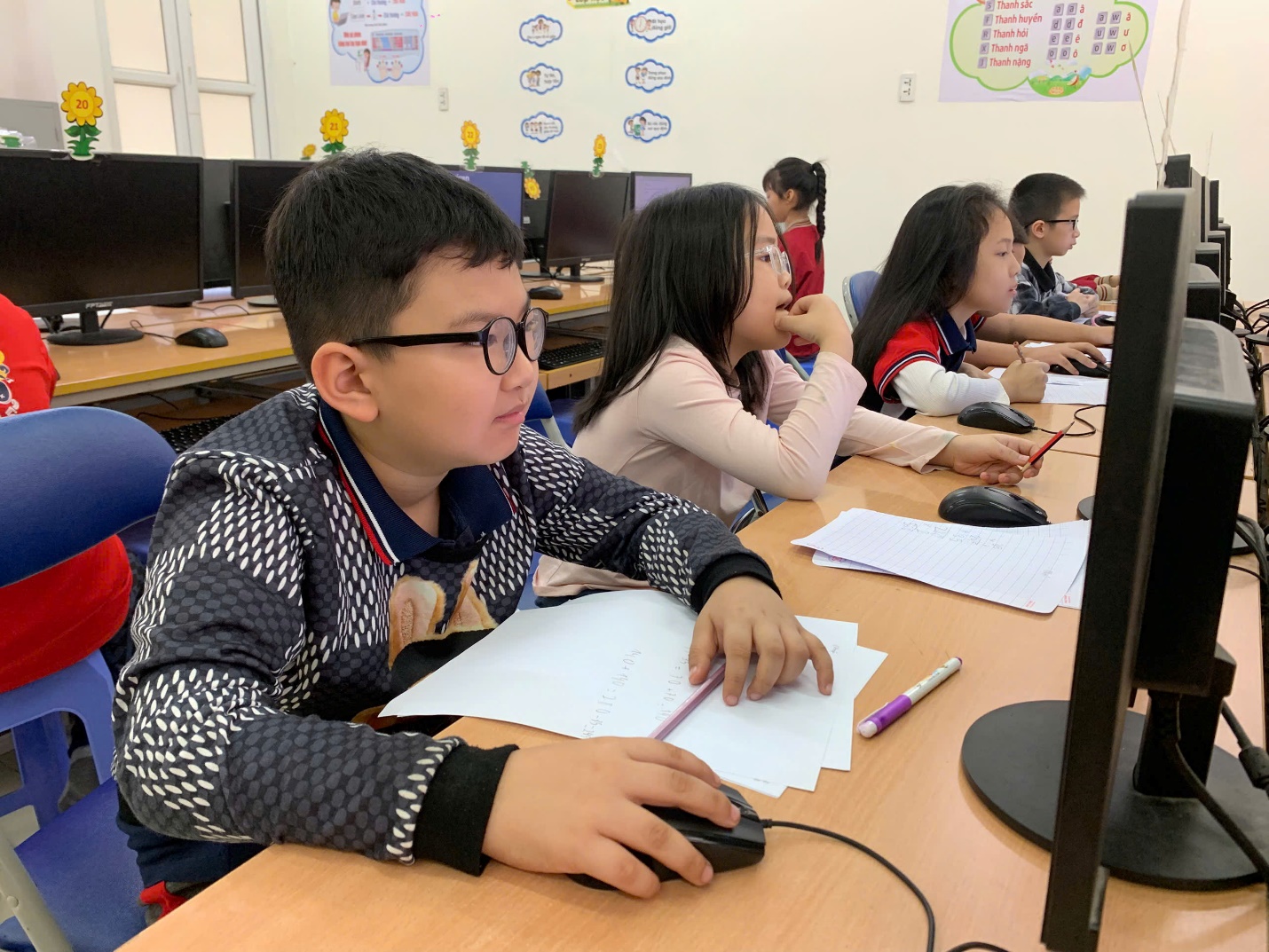 A group of kids sitting at a desk in a classroom

AI-generated content may be incorrect.