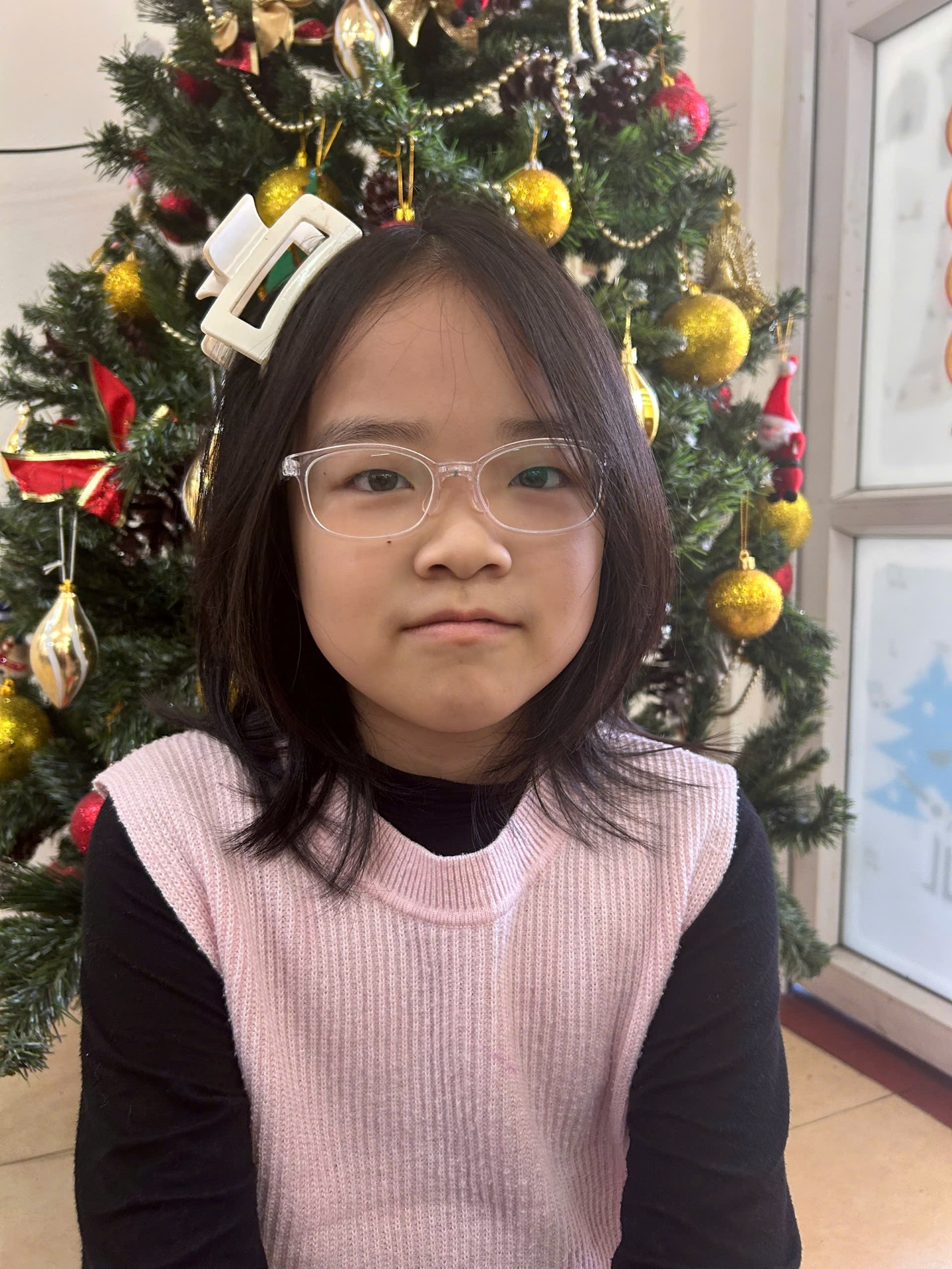 A child in front of a christmas tree

AI-generated content may be incorrect.