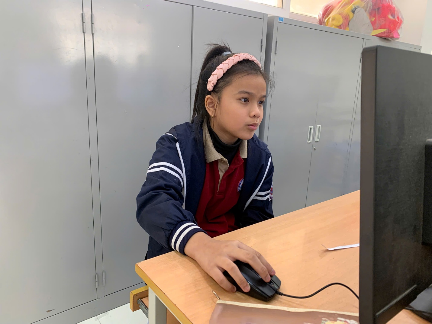 A child sitting at a desk using a computer mouse

AI-generated content may be incorrect.