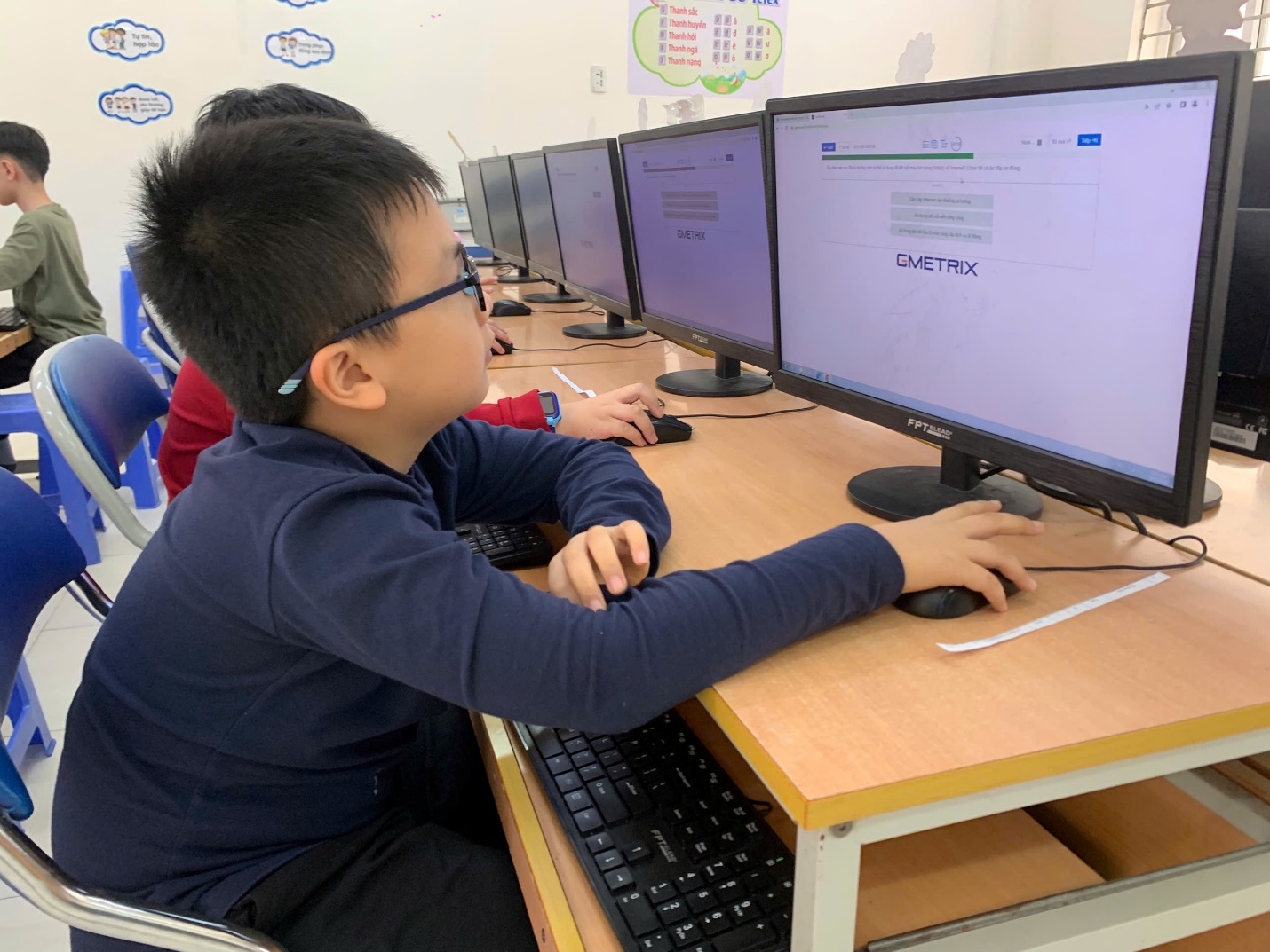 A group of kids sitting at a desk with computers

AI-generated content may be incorrect.