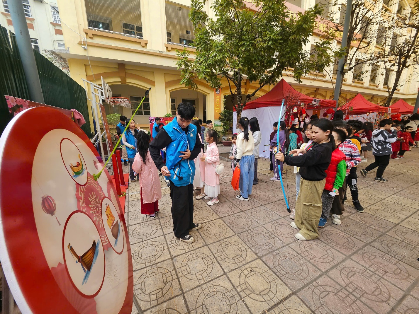 A group of people standing outside

Description automatically generated