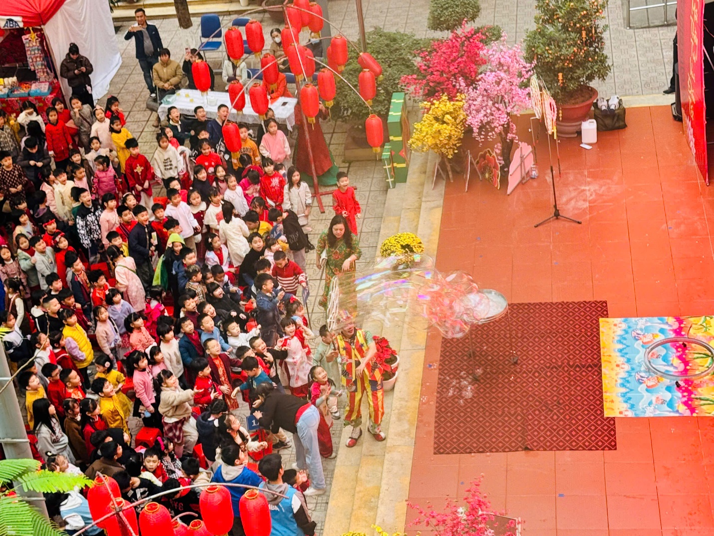 A group of people in a courtyard

Description automatically generated