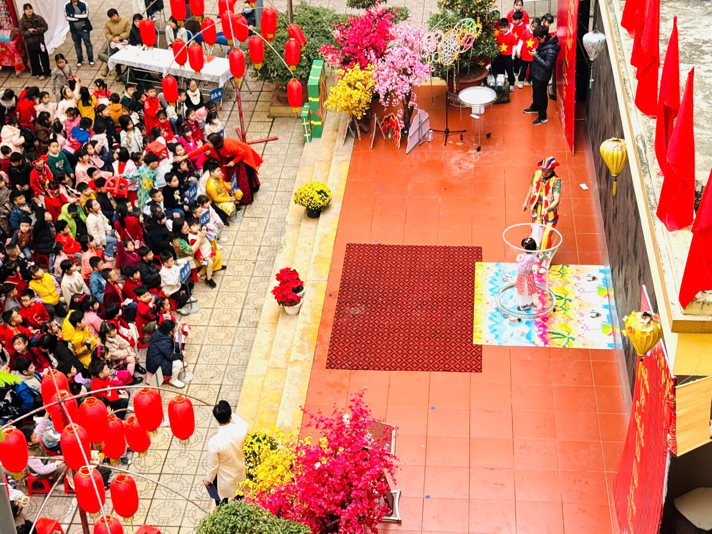 A group of people in a courtyard

Description automatically generated