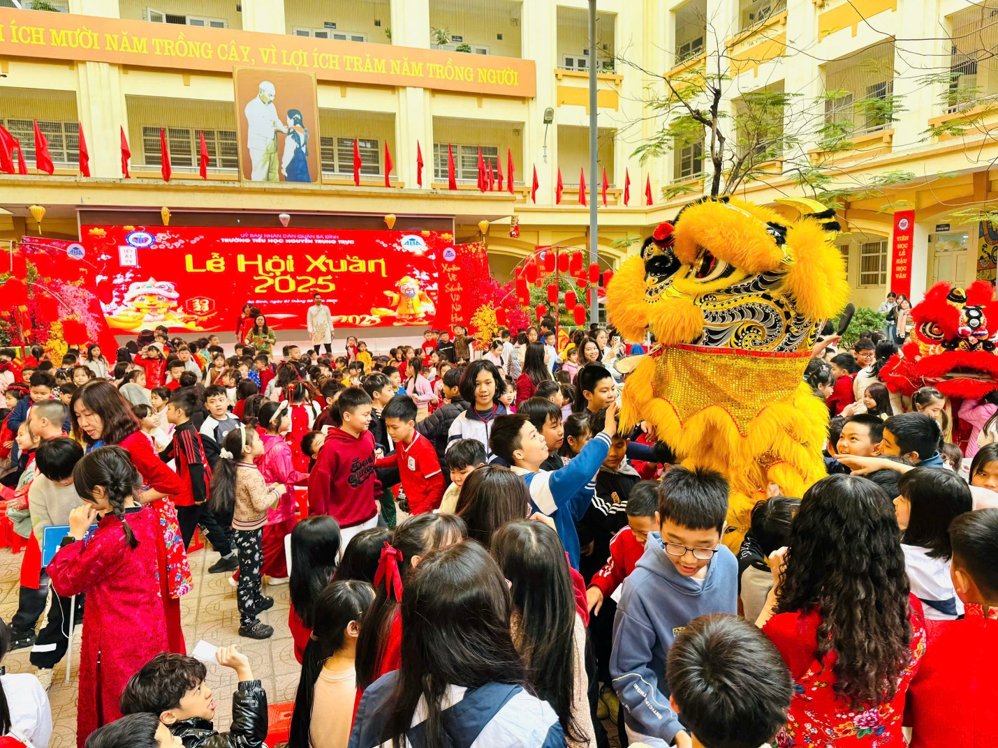 A group of people in front of a building

Description automatically generated