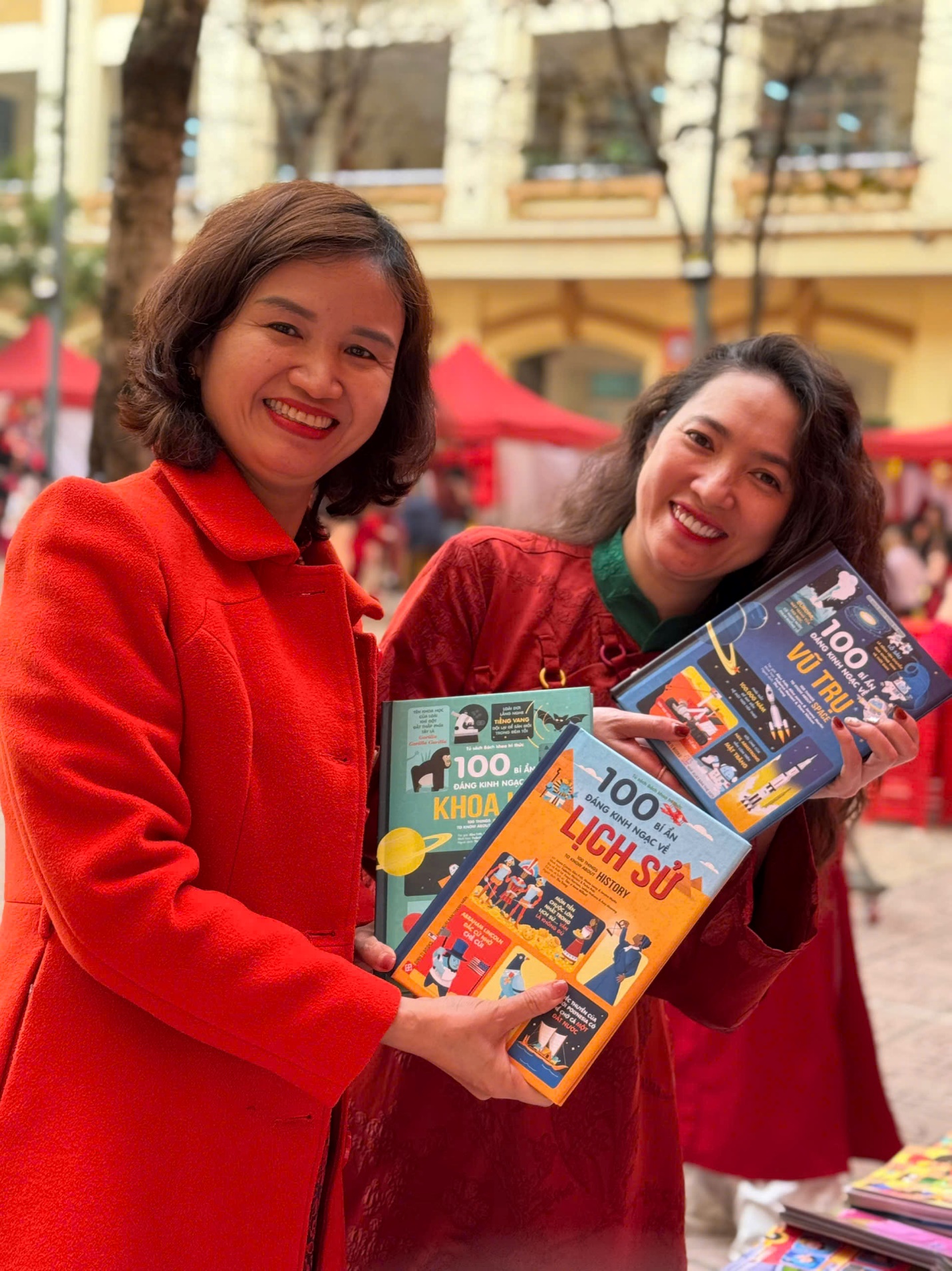 Two women holding books

Description automatically generated