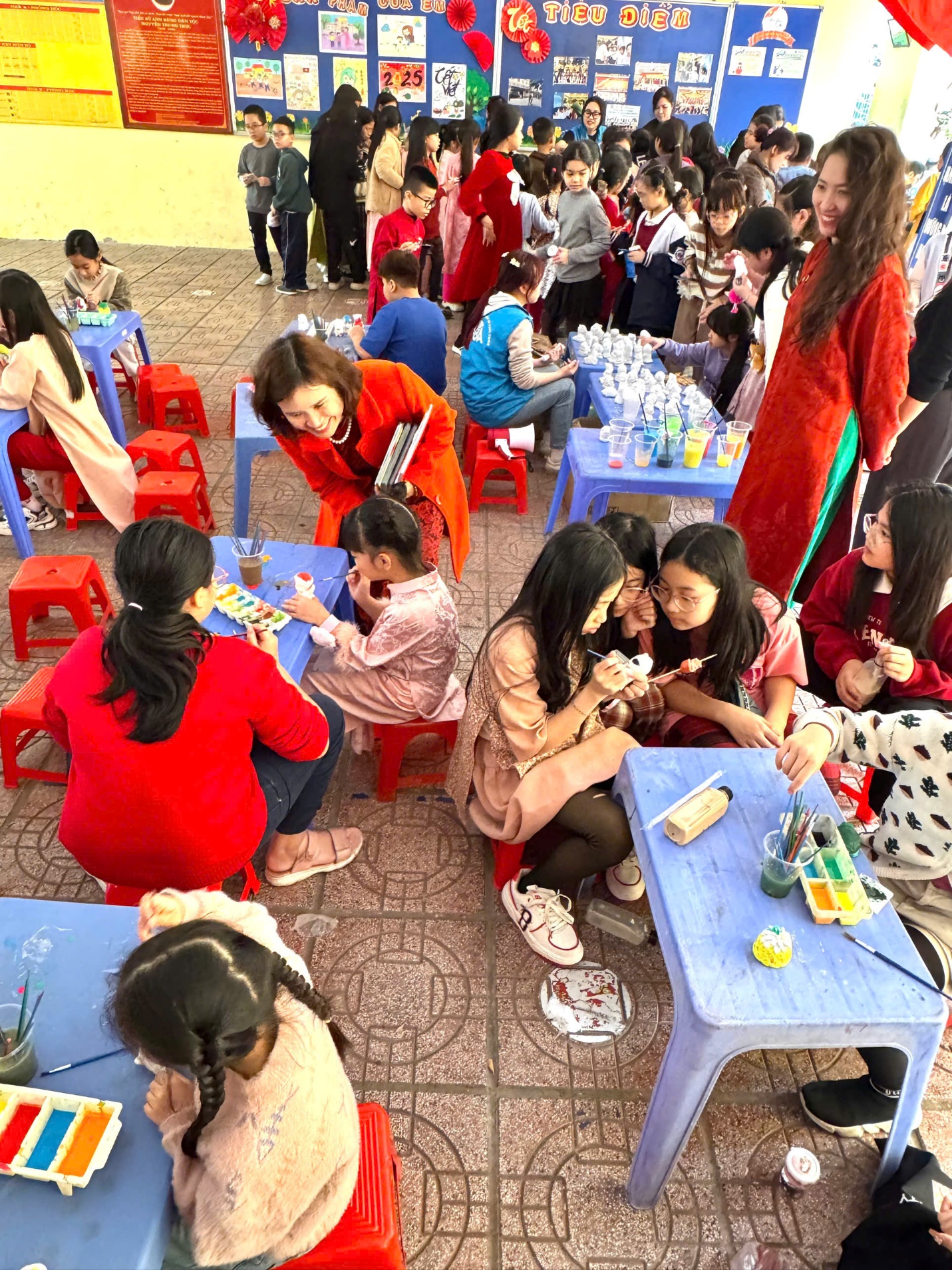 A group of people sitting at tables

Description automatically generated