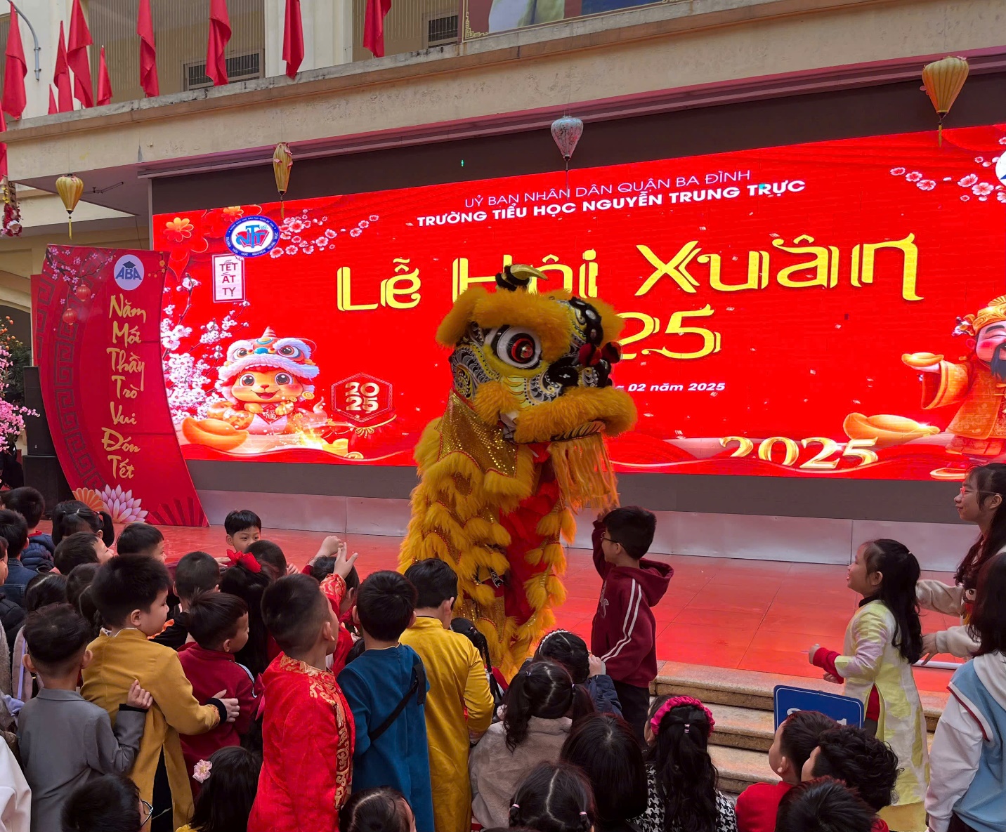 A group of kids watching a lion dance performance

Description automatically generated