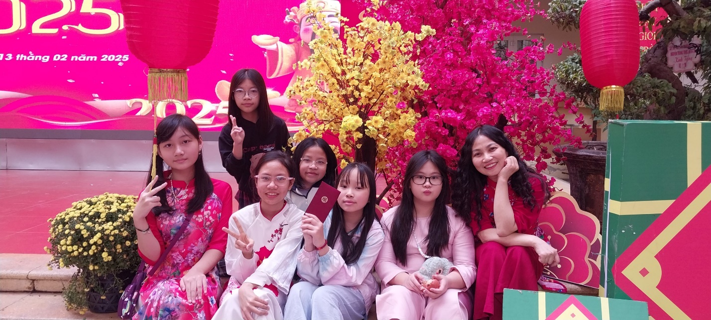 A group of women posing for a photo

Description automatically generated