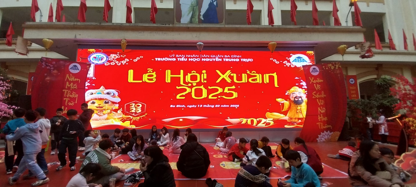 A group of people sitting on the floor

Description automatically generated