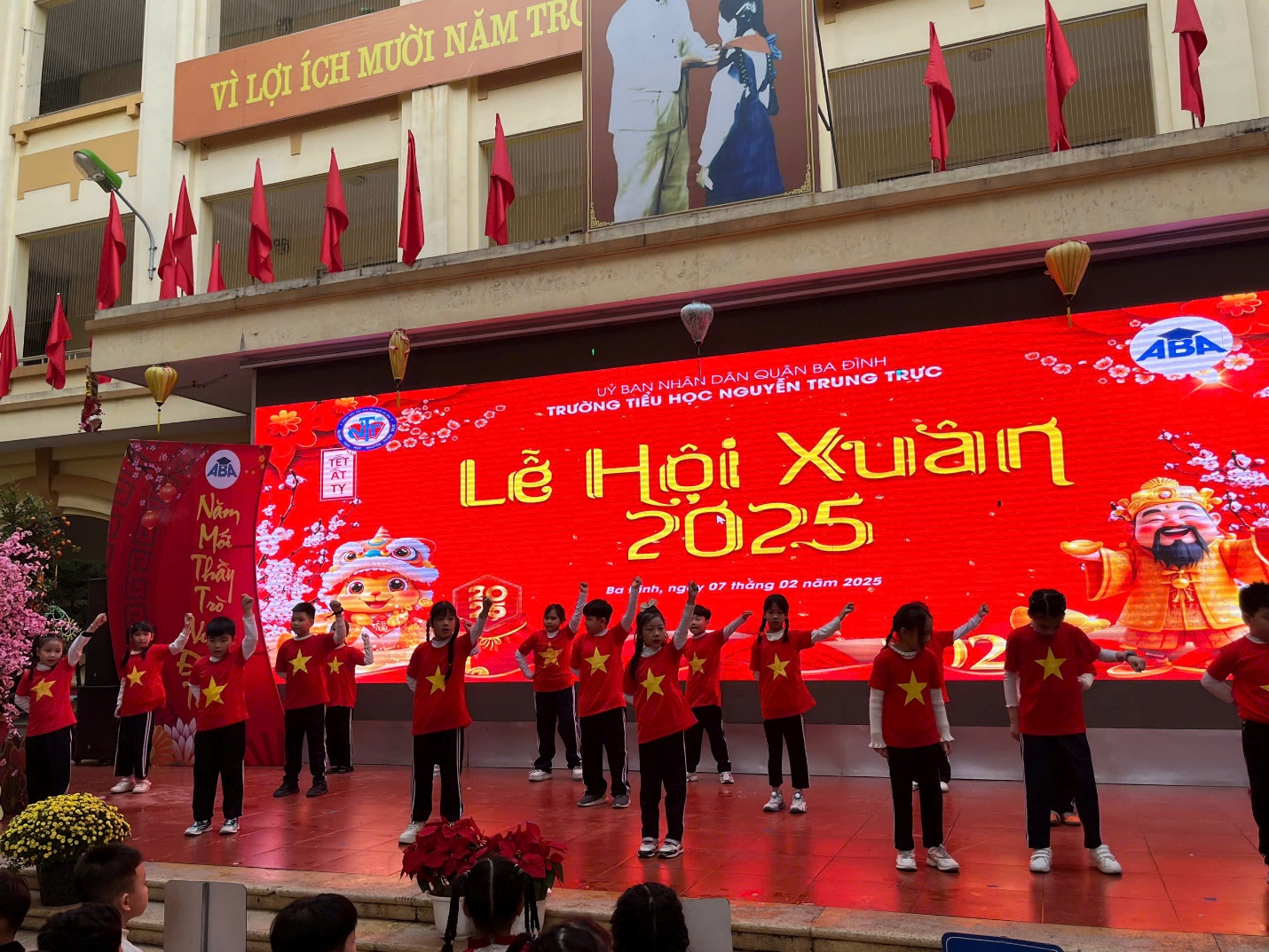 A group of people on a stage

Description automatically generated