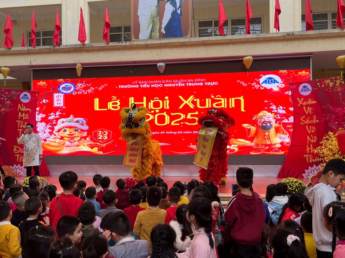 A group of people watching a lion dance performance

Description automatically generated