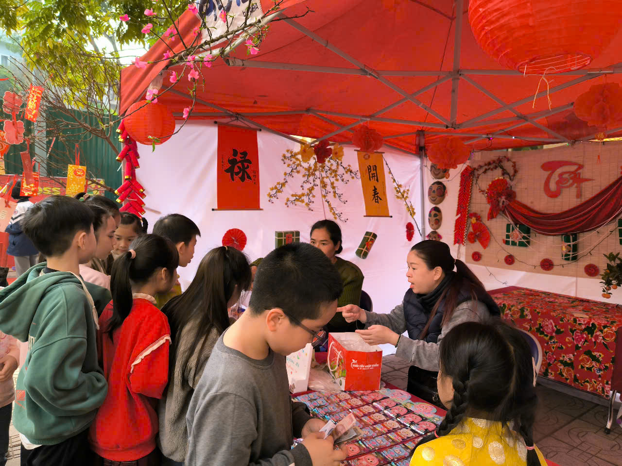 A group of people in a tent

Description automatically generated