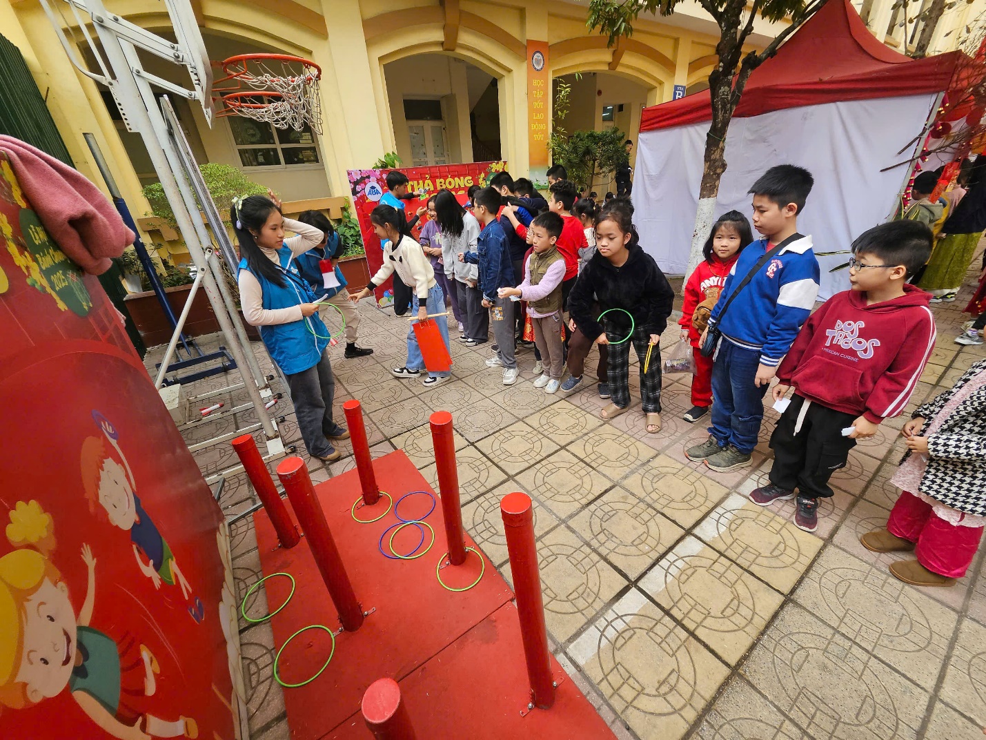 A group of kids playing a game

Description automatically generated