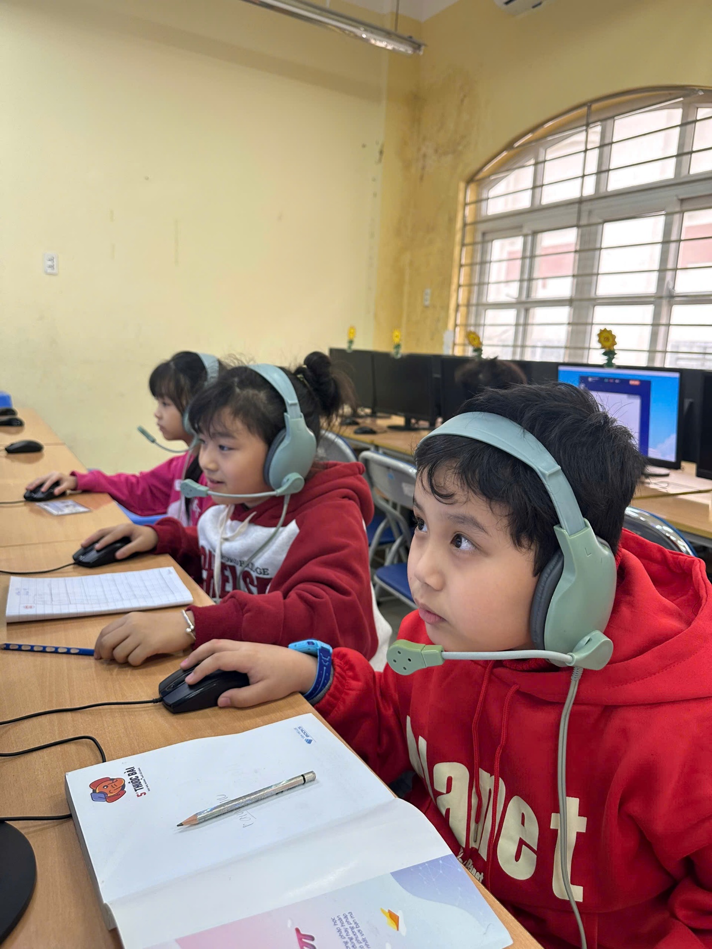 A group of children wearing headphones

AI-generated content may be incorrect.