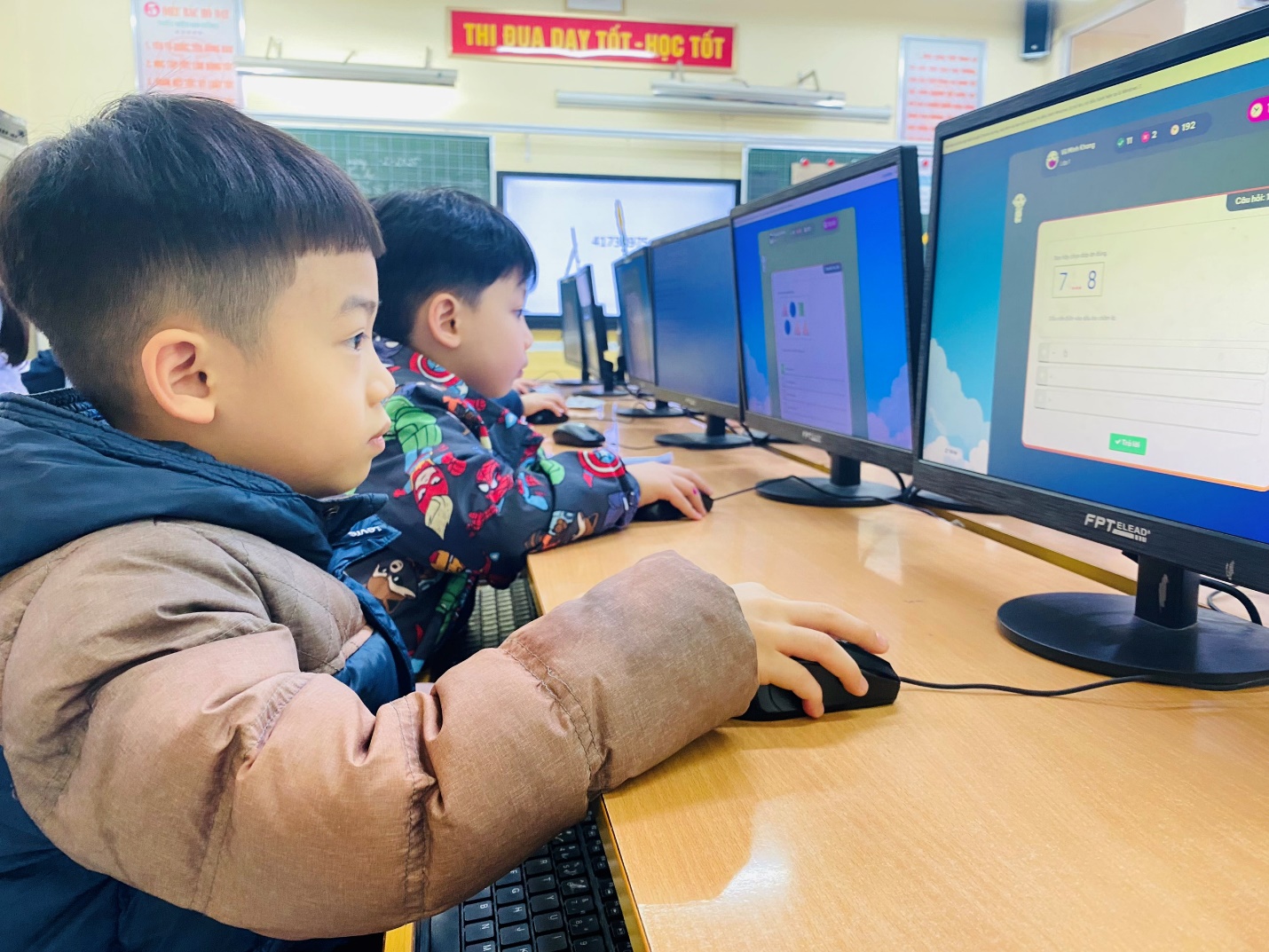 A group of kids sitting at a desk with computers

AI-generated content may be incorrect.