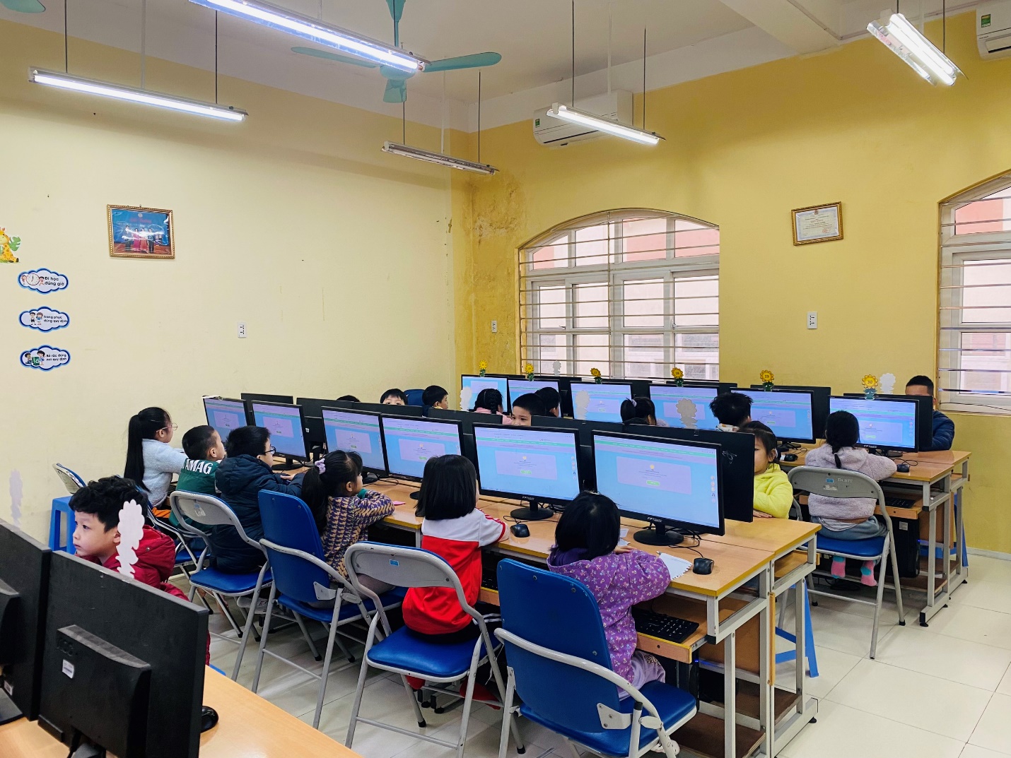 A group of children sitting at computers in a classroom

AI-generated content may be incorrect.