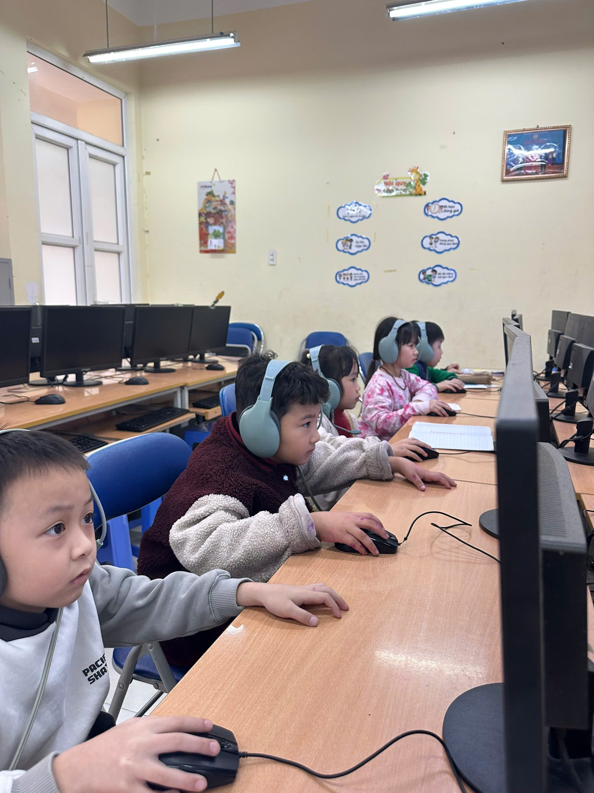 A group of children in a classroom

AI-generated content may be incorrect.