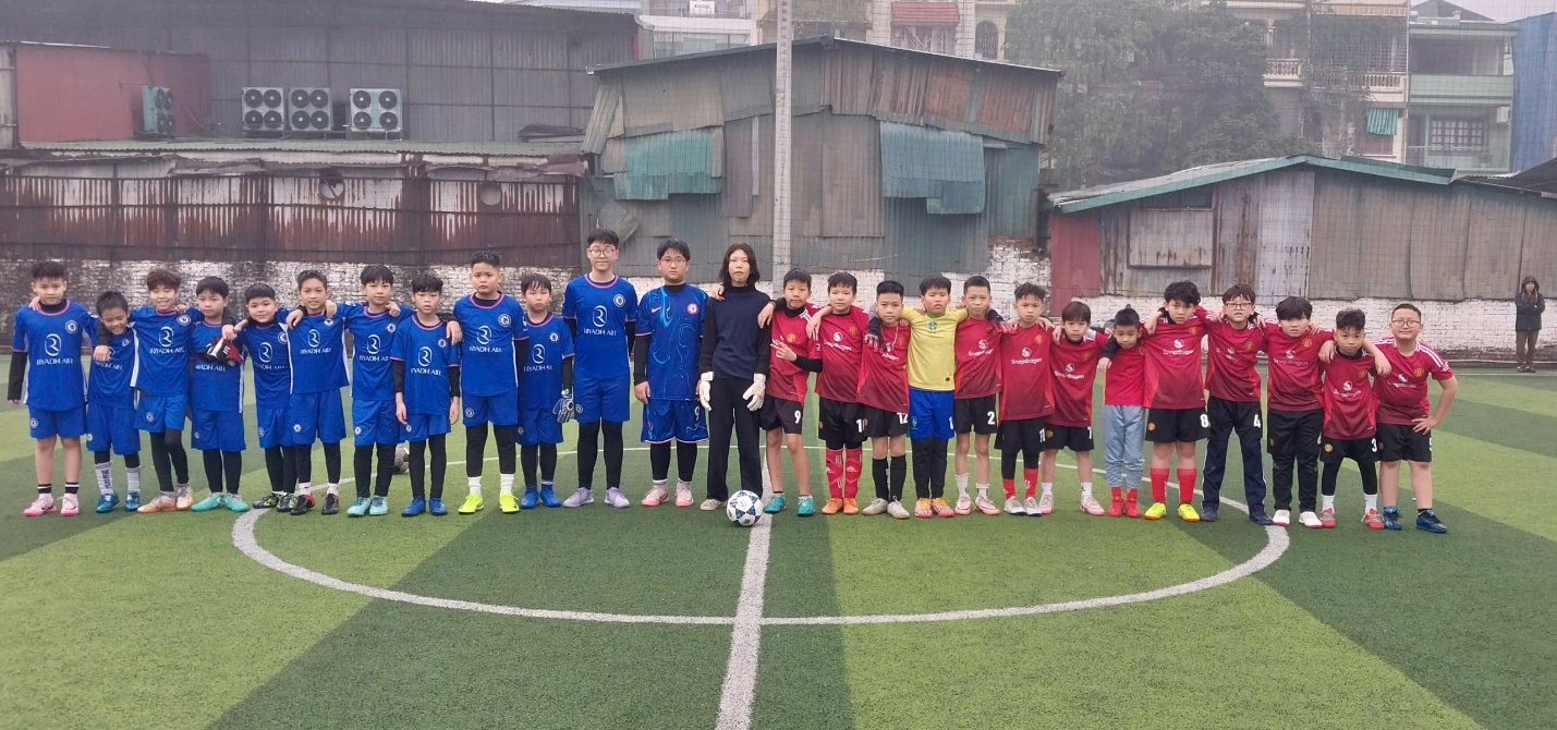 A group of kids standing on a football field

AI-generated content may be incorrect.