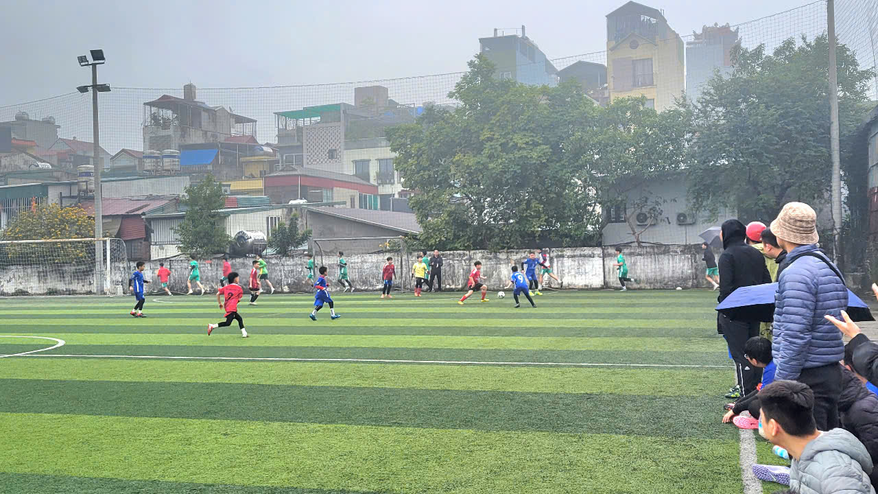 A group of people playing football

AI-generated content may be incorrect.