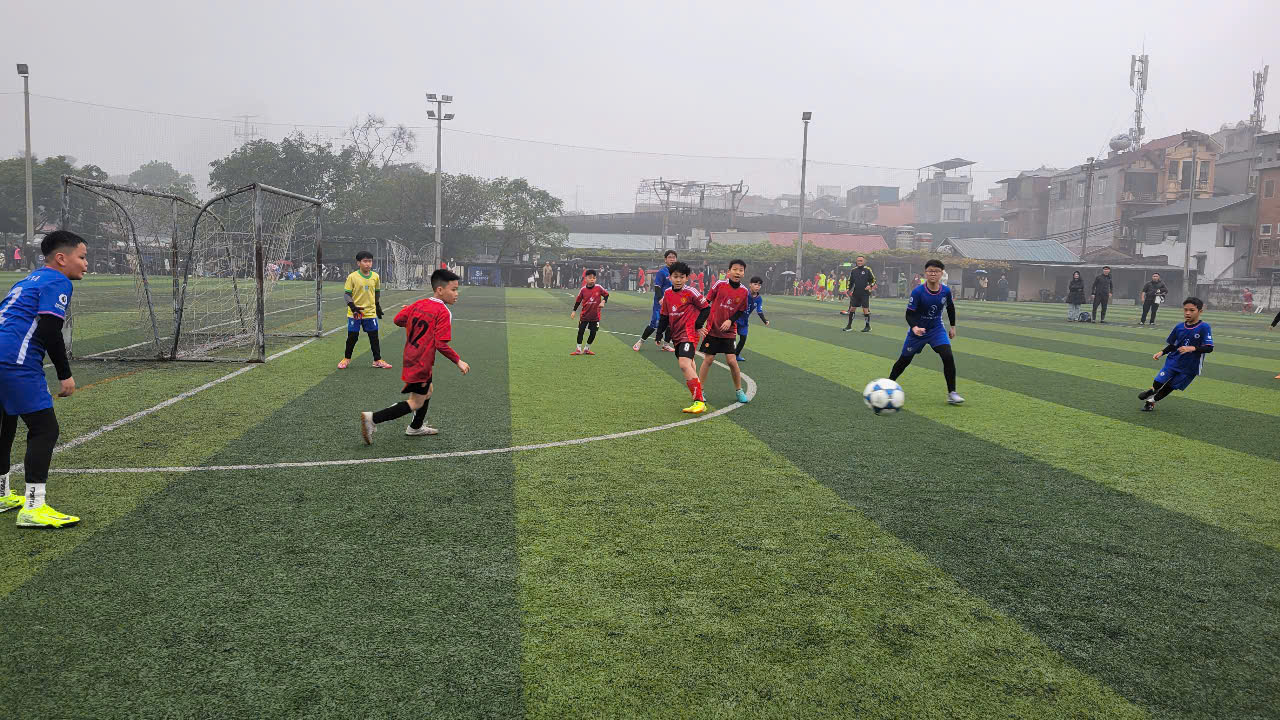 A group of kids playing football on a field

AI-generated content may be incorrect.