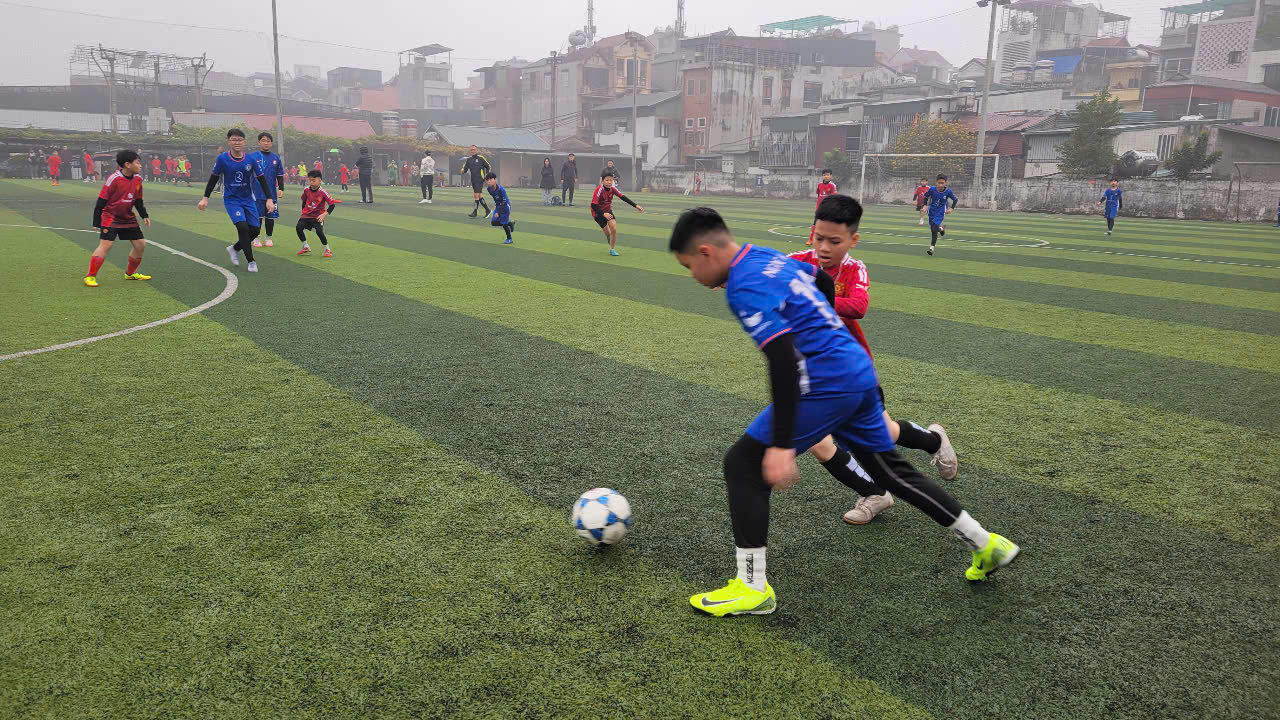 A group of people playing football

AI-generated content may be incorrect.