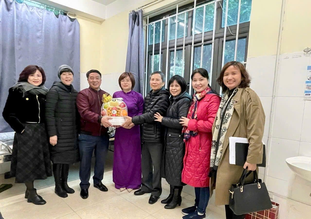 A group of people posing for a photo

AI-generated content may be incorrect.