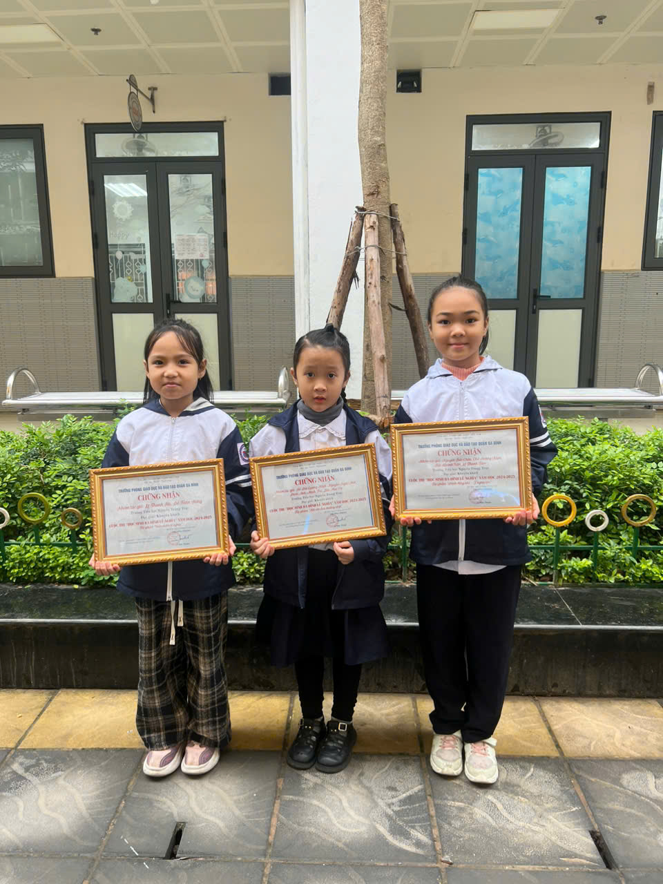 A group of girls holding frames

AI-generated content may be incorrect.