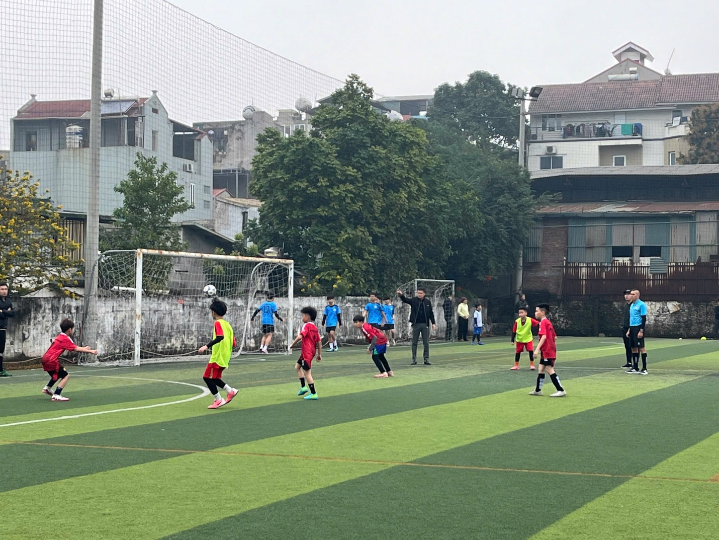 A group of kids playing football

AI-generated content may be incorrect.