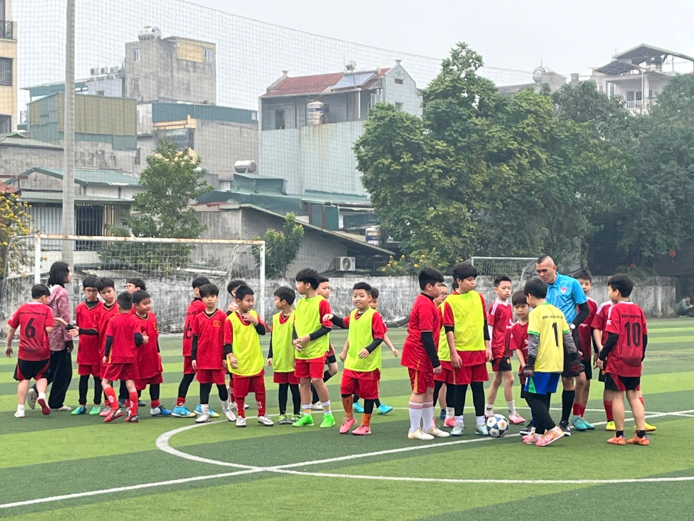 A group of kids on a football field

AI-generated content may be incorrect.