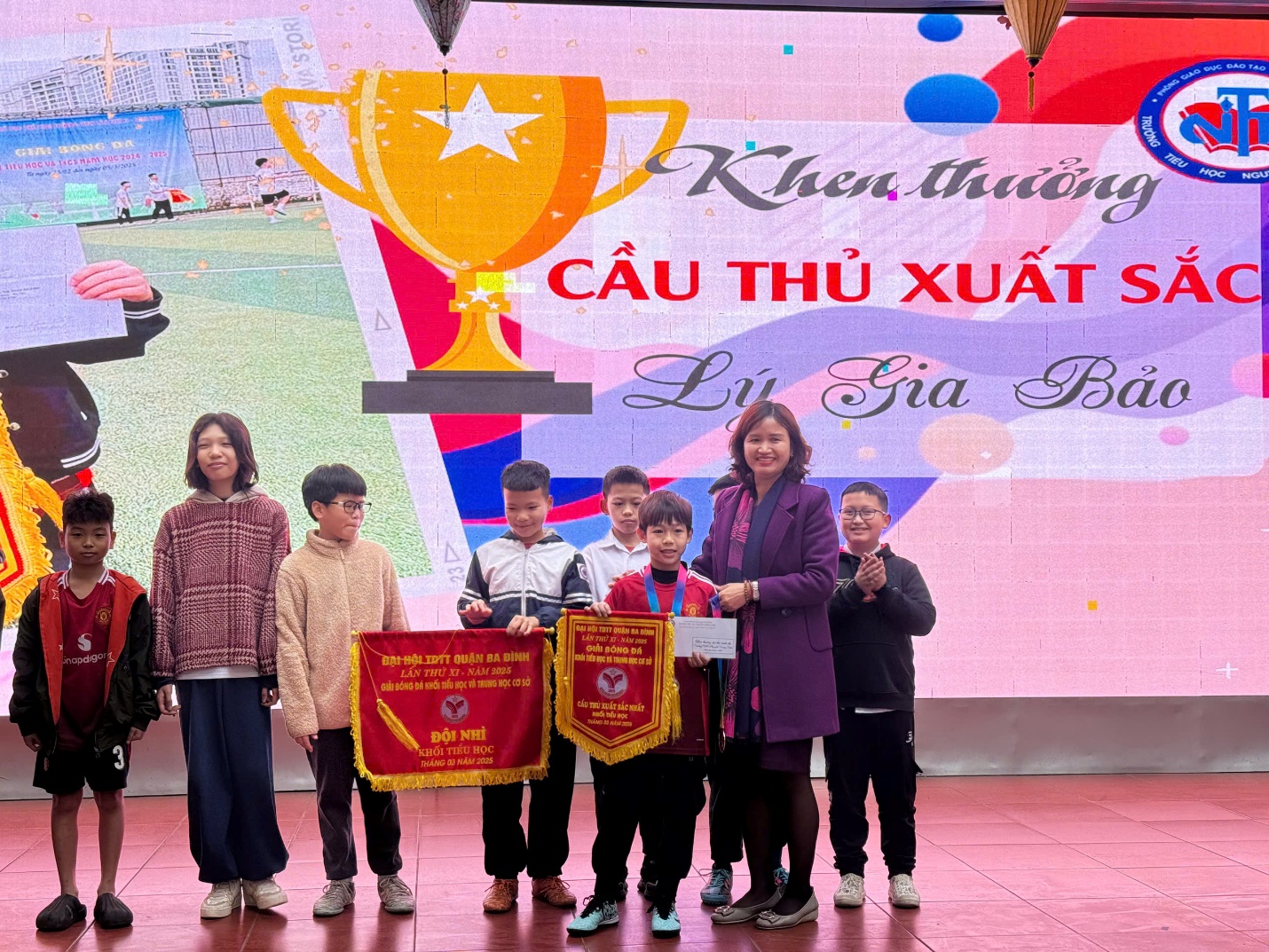 A group of people posing for a photo

AI-generated content may be incorrect.