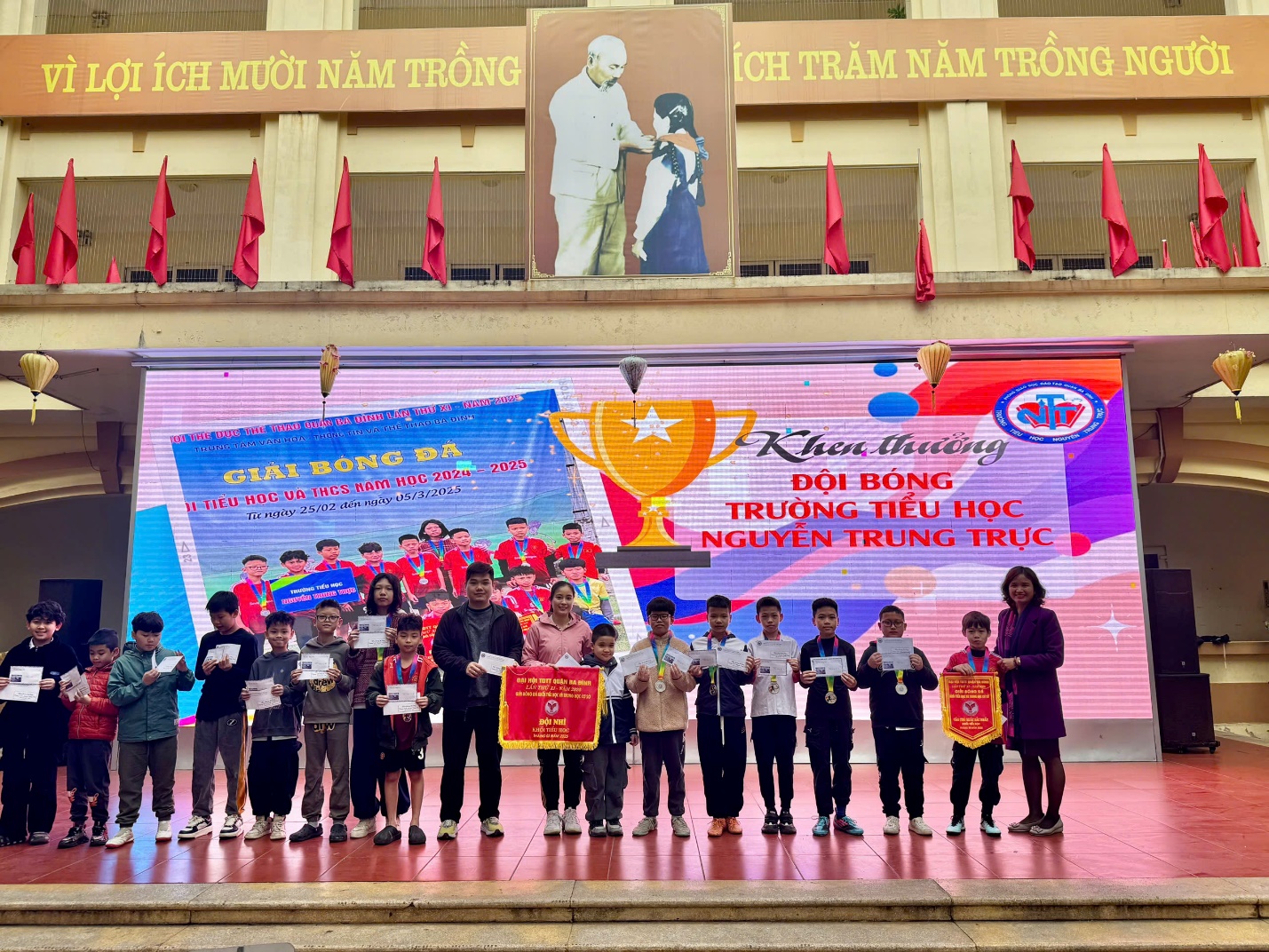 A group of people standing in front of a building

AI-generated content may be incorrect.