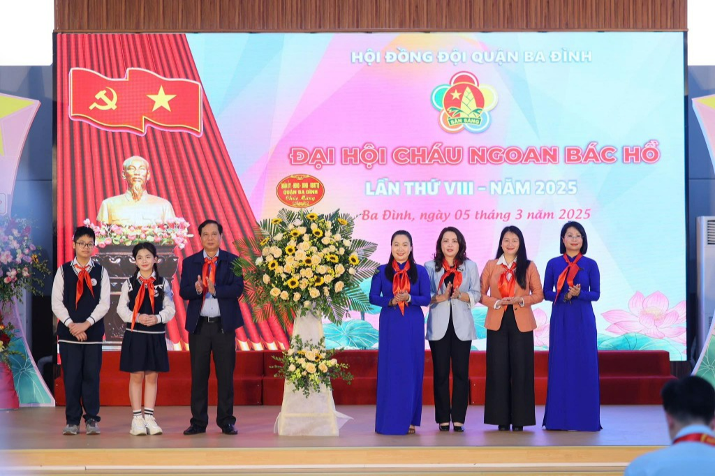 Lãnh đạo quận Ba Đình tặng 