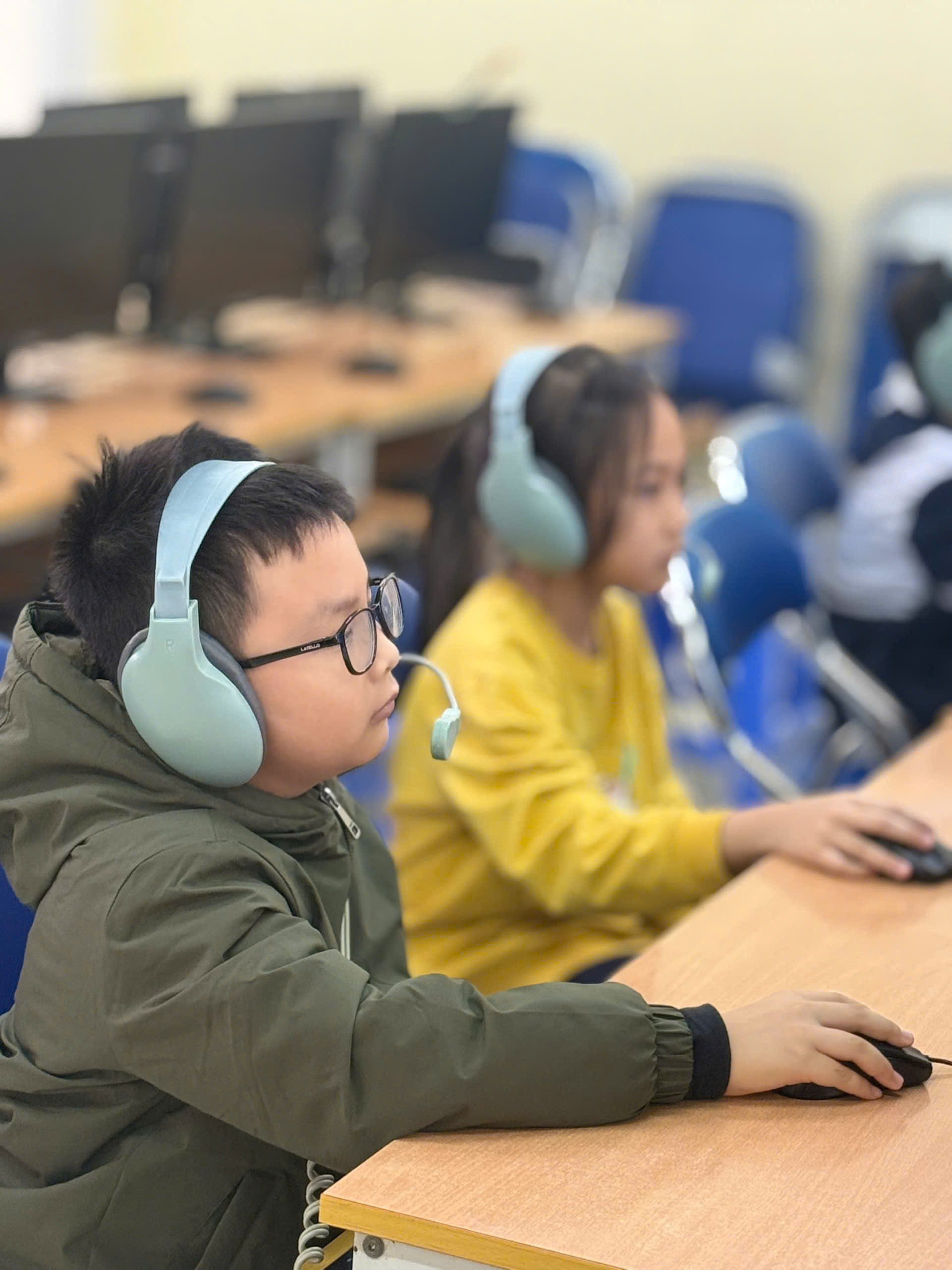 A child and child wearing headphones

AI-generated content may be incorrect.