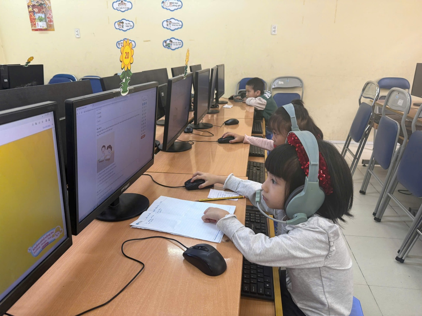 A group of children using computers

AI-generated content may be incorrect.