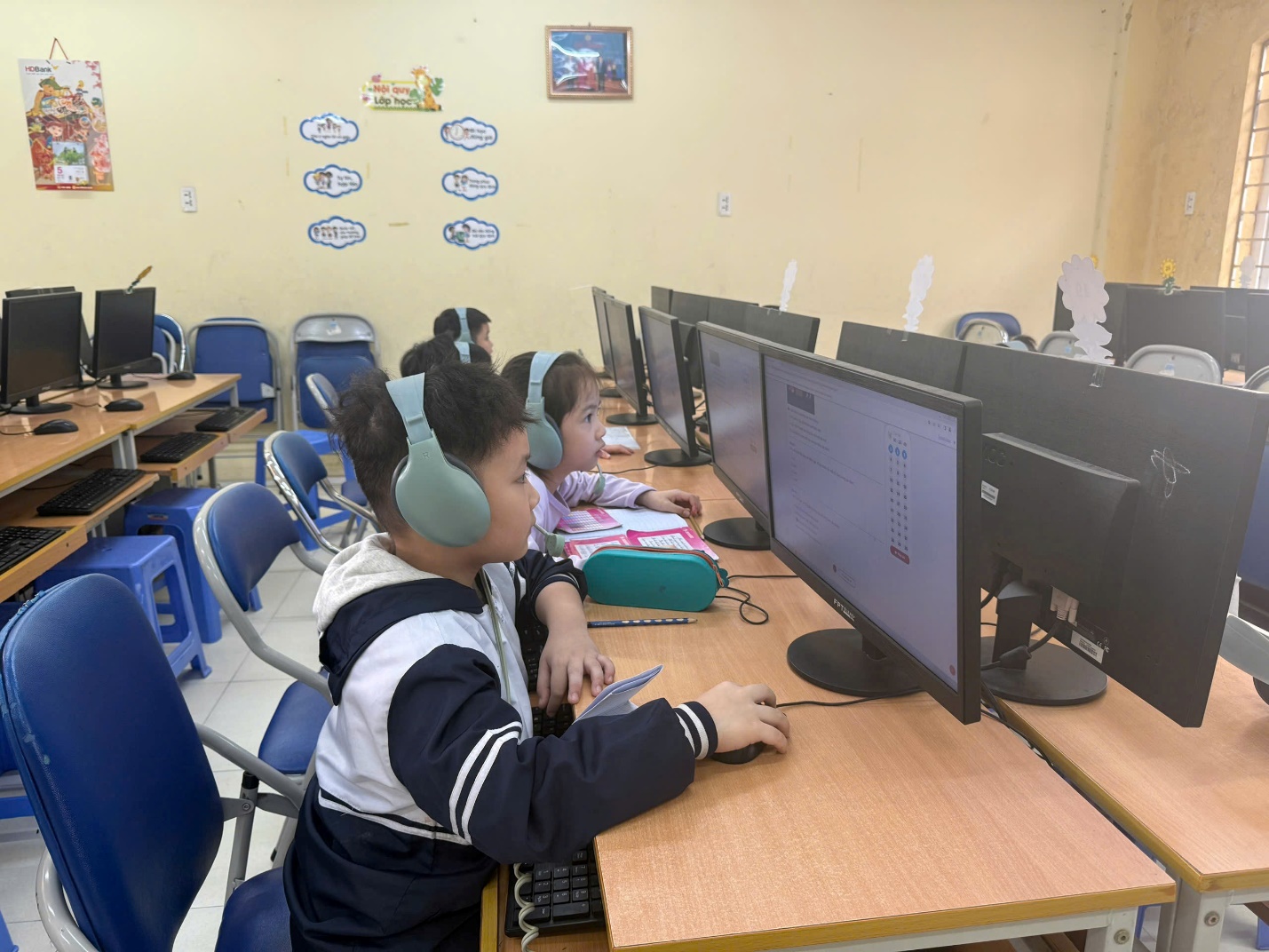 A group of children in a computer room

AI-generated content may be incorrect.